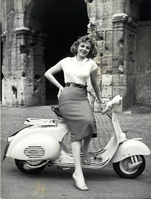 Sandra Milo vespa