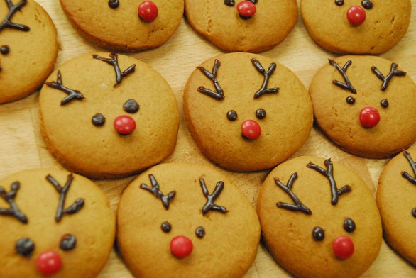 Biscotti-natalizi-decorati-con-cioccolato-586x392